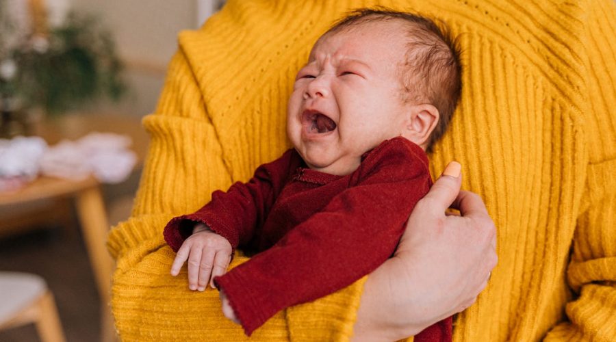 les raisons derrière les pleurs d'un bébé